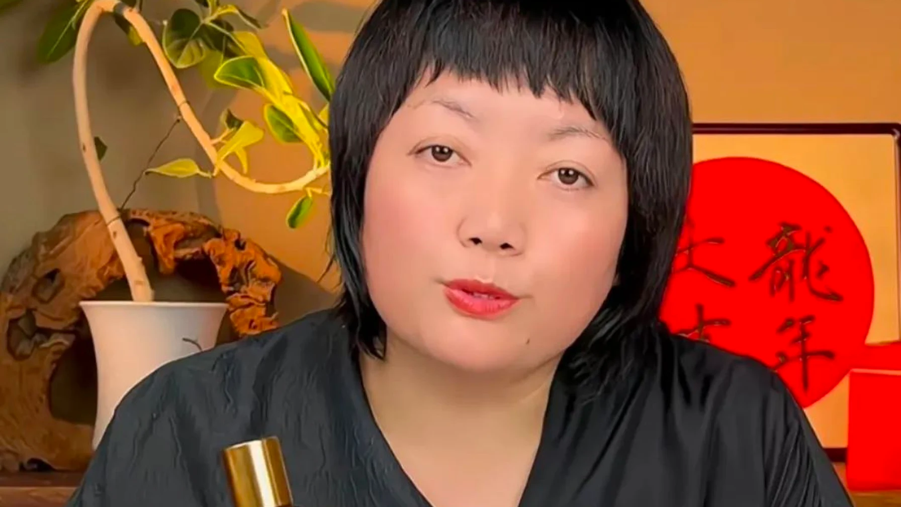 Sui Meizhi holding Zhihe Wuyou rose products in a Xiaohongshu video